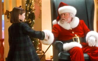USA. Richard Attenborough and Mara Wilson in a scene from the ©Twentieth Century Fox movie: Miracle on 34th Street (1994). 
Plot: A lawyer and a little girl must prove that a man claiming to be Santa Claus is the real thing. 
Ref: LMK110-J6985-171120
Supplied by LMKMEDIA. Editorial Only.
Landmark Media is not the copyright owner of these Film or TV stills but provides a service only for recognised Media outlets. pictures@lmkmedia.com