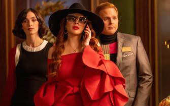 Falling for Christmas Lindsay Lohan Falling For Christmas. (L to R) Aliana Lohan as Bianca, Lindsay Lohan as Sierra, Chase Ramsey as Terry in Falling For Christmas. Cr. Scott Everett White/Netflix © 2022.