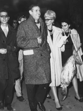 Italian actors Franca Rame and Dario Fo pictured leaving the theatre after resigning from the television show associated with the New Year lottery, Milan, November 29th 1962. (Photo by Keystone/Hulton Archive/Getty Images)