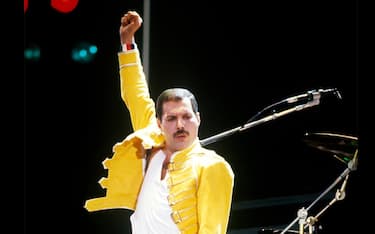 LONDON, UNITED KINGDOM - JULY 13: Freddie Mercury of the band Queen at Live Aid on July 13, 1985 in London, United Kingdom.  (Photo by FG/Bauer-Griffin/Getty Images)          170612F1 