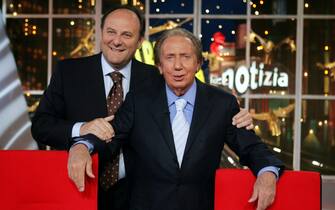 Gerry Scotti e Mike Bongiorno in una puntata di Striscia la notizia