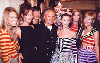 Gianni Versace, Eve Salvail, Christy Turlington et Kate Moss lors du défilé du couturier pour la collection Haute-Couture, Printemps-été 1993 à Paris en janvier 1993, France. (Photo by ARNAL/PICOT/Gamma-Rapho via Getty Images)