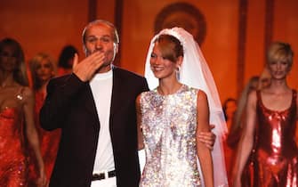 Gianni Versace and Kate Moss lors du défilé du couturier, Haute-Couture, collection Automne-Hiver 1995-96 in Paris en juillet 1995, France.  (Photo by PAT / ARNAL / Gamma-Rapho via Getty Images)