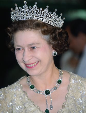 PAPUA NEW GUINEA - OCTOBER 13:  Queen Elizabeth II at a banquet in Papua New Guinea. She is wearing the Girls of Great Britain and Ireland diamond tiara and an emerald necklace and earrings which are known as the Cambridge and Delhi Durbar Parure.  (Photo by Tim Graham Photo Library via Getty Images)