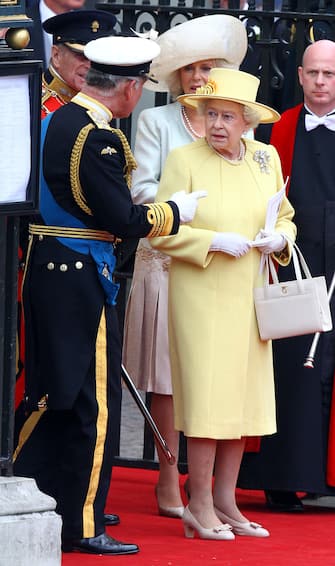 Matrimonio Reale di William e Kate. Uscita ospiti e Reali. The Prince of Wales and Queen Elizabeth II talk after the marriage of Prince William to his bride Kate, outside Westminster Abbey, London. PRESS ASSOCIATION Photo. Picture date: Friday April 29, 2011. See PA story WEDDING. Photo credit should read: Gareth Fuller/PA Wire