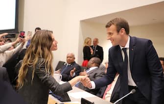 French President Emmanuel Macron shakes hands with Brazilian supermodel Gisele Bundchen during a meeting of the Global Pact for the Environment at the United Nations headquarters on September 19, 2017, in New York. / AFP PHOTO / POOL / LUDOVIC MARIN        (Photo credit should read LUDOVIC MARIN/AFP via Getty Images)