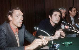 51667539 CANNES, FRANCE: Photo taken in May 1972 in Cannes of Belgian born singer and actor Jacques Brel (L) and film director Claude Lelouch (2dL), during a press conference to present their film "L'aventure c'est l'aventure" for the Cinema Festival. Brel was born 08 April 1929 in Schaerbeek, near Brussels. Brel, most famous for his intense redition of his own love song "Ne me quitte pas" (Don't leave me), died 09 October 1978. AFP PHOTO (Photo credit should read AFP/AFP via Getty Images)