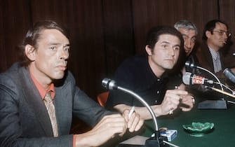 CANNES, FRANCE:  Photo taken in May 1972 in Cannes of Belgian born singer and actor Jacques Brel (L) and film director Claude Lelouch (2dL), during a press conference to present their film "L'aventure c'est l'aventure" for the Cinema Festival. Brel was born 08 April 1929 in Schaerbeek, near Brussels. Brel, most famous for his intense redition of his own love song "Ne me quitte pas" (Don't leave me), died 09 October 1978. AFP PHOTO (Photo credit should read AFP/AFP via Getty Images)