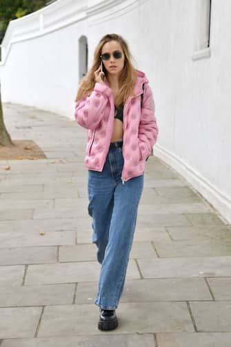 LONDON, ENGLAND - OCTOBER 15: Suki Waterhouse seen walking with her phone on October 15, 2020 in London, England. (Photo by Mark Boland/Getty Images)