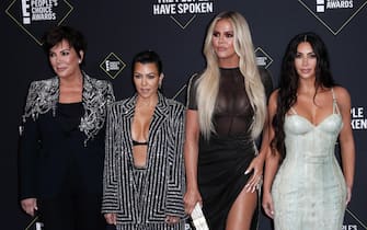epa07987390 (L-R) Kris Jenner, Kourtney Kardashian, Khloe Kardashian and Kim Kardashian arrive for the 2019 People's Choice Awards at the Barker Hangar in Santa Monica, California, USA, 10 November 2019.  EPA/NINA PROMMER