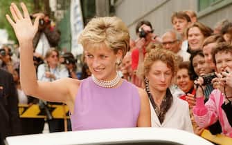Lady Diana saluta i suoi ammiratori prima di entrare in auto