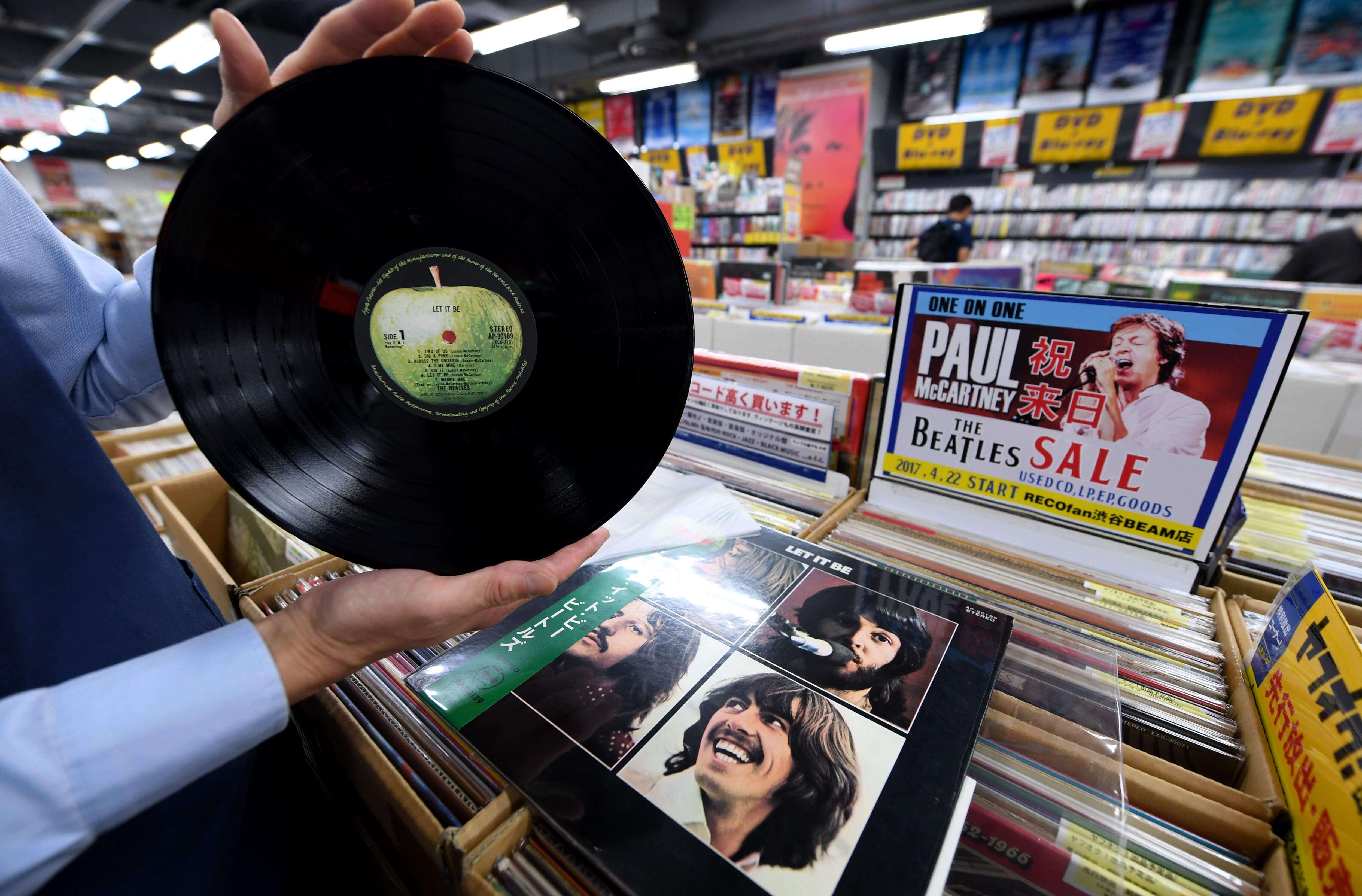 Un lp dell'edizione giapponese di Let it be beatles