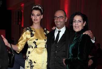 ROME, ITALY - NOVEMBER 30:  (L-R) Linda Evangelista, Massimo Leonardelli and Debbie Mace attend The Children For Peace Benefit Gala Ceremony at Spazio Novecento on November 30, 2013 in Rome, Italy.  (Photo by Elisabetta Villa/Getty Images)