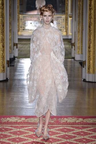 LONDON, ENGLAND - FEBRUARY 20: A model walks the runway at the Simone Rocha Autumn Winter 2016 fashion show during London Fashion Week on February 20, 2016 in London, United Kingdom.  (Photo by Catwalking / Getty Images)