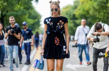 MILAN, ITALY - SEPTEMBER 22: Chiara Ferragni wearing a black Fendi dress, bag and shoes outside Fendi during Milan Fashion Week Spring/Summer 2017 on September 22, 2016 in Milan, Italy. (Photo by Christian Vierig/Getty Images)