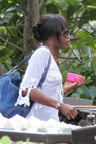 Naomi Campbell (KIKA) - MIAMI - Naomi Campbell ha trascorso le vacanze invernali al sole di Miami. La modella, che ha indossato un bikini blu coperto da una camicia ricamata nera, si e' concessa una pausa caffe' al bar prima di raggiungere il fidanzato, il miliardario russo Vladislav Doronin.
mca/RAO2/TMF2/PC©kikapress.com