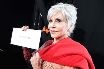 HOLLYWOOD, CALIFORNIA - FEBRUARY 09: In this handout photo provided by A.M.P.A.S. Jane Fonda poses with the Best Picture envelope backstage during the 92nd Annual Academy Awards at the Dolby Theatre on February 09, 2020 in Hollywood, California. (Photo by Richard Harbaugh - Handout/A.M.P.A.S. via Getty Images)