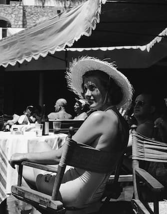 72043426 Miss Utler Gisela lounges by the pool at La Canzone del Mare (Song of the Sea), a restaurant owned by singer Gracie Fields on the island of Capri, 11th August 1952. (Photo by Keystone Features/Hulton Archive/Getty Images)