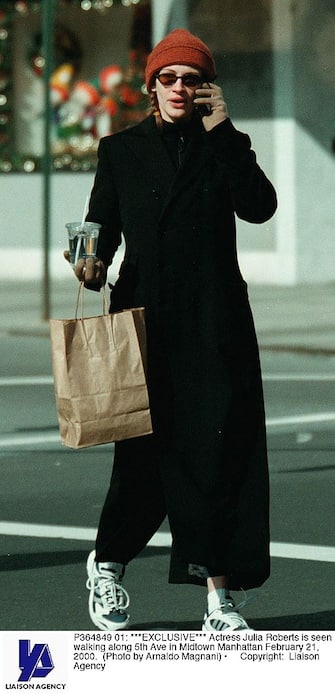 P364849 01: ***EXCLUSIVE*** Actress Julia Roberts is seen walking along 5th Ave in Midtown Manhattan February 21, 2000. (Photo by Arnaldo Magnani)