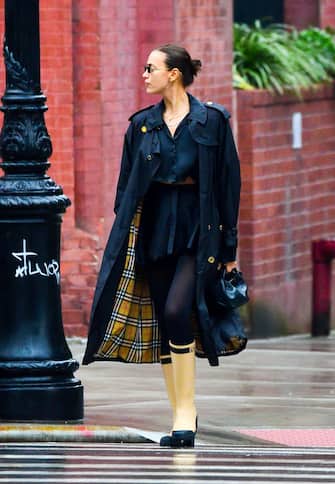 NEW YORK, NY - OCTOBER 28:  Model Irina Shayk is seen walking in the rain on October 28, 2020 in New York City.  (Photo by Raymond Hall/GC Images)