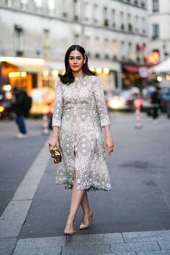 PARIS, FRANCE - JANUARY 20: Araya Hargate wears hair clips, earrings, a white lace front-split dress, nude-color pointy heeled pumps, a gold-tone and colorful minaudiere , outside Ralph & Russo, during Paris Fashion Week - Haute Couture Spring/Summer 2020, on January 20, 2020 in Paris, France. (Photo by Edward Berthelot/Getty Images )