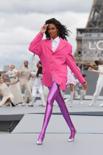 PARIS, FRANCE - OCTOBER 03: Cindy Bruna walks the runway during the "Le Defile L'Oreal Paris 2021" Womenswear Spring/Summer 2022 show as part of Paris Fashion Week on October 03, 2021 in Paris, France. (Photo by Stephane Cardinale - Corbis/Corbis via Getty Images)