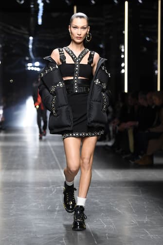 MILAN, ITALY - JANUARY 12: Bella Hadid walks the runway at the Versace show during Milan Menswear Fashion Week Autumn/Winter 2019/20 on January 12, 2019 in Milan, Italy. (Photo by Daniele Venturelli/WireImage )
