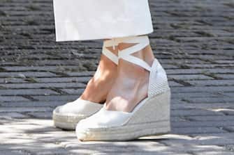 MADRID, SPAIN - JUNE 25: Queen Letizia of Spain, shoe detail,  during a visit to a traditional Students Residence (Residencia de Estudiantes) on June 25, 2021 in Madrid, Spain. (Photo by Carlos Alvarez/GC Images)