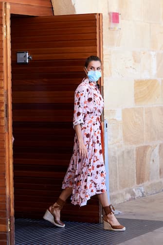 SORIA, SPAIN - JULY 15: Queen Letizia of Spain wears a face mask during a visit to a cultural centre with King Felipe of Spain on July 15, 2020 in Soria, Spain. This trip is part of a royal tour that will take King Felipe and Queen Letizia through several Spanish Autonomous Communities with the objective of supporting economic, social and cultural activity after the Coronavirus outbreak. (Photo by Carlos R. Alvarez/WireImage)