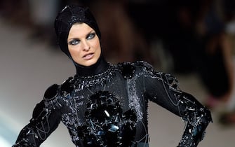 Canadian model Linda Evangelista presents a creation for Jean-Paul Gaultier 09 July 2003 during the autumn-winter 2003/04 haute couture collections in Paris.        (Photo credit should read PIERRE VERDY/AFP via Getty Images)