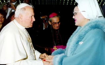 moira orfei con papa giovanni paolo II