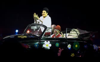 moira orfei dopo uno spettacolo accoglie gli applausi del pubblico girando per la pista con un'auto giidata da un clown Roma, circo Moira Orfei - Il bacio del leone. Nella foto: Moira Orfei