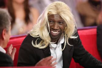 French actor Omar Sy wears a wig as he takes part in the TV show "Vivement Dimanche" on December 5, 2012 on a set of French TV France 2 in Paris. AFP PHOTO THOMAS SAMSON        (Photo credit should read THOMAS SAMSON/AFP via Getty Images)