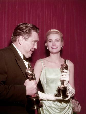 American actors Edmond O'Brien (1915 - 1985) and Grace Kelly (1929 - 1982) with their Oscars at the 27th Academy Awards ceremony, held at the RKO Pantages Theatre in Hollywood, California, 30th March 1955. O'Brien won Best Supporting Actorfor his performance in 'The Barefoot Contessa', and Kelly won Best Actress for her performance in 'The Country Girl'. (Photo by Silver Screen Collection/Getty Images)