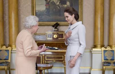 Da Angelina Jolie a Elton John, tutte le star della Regina. FOTO