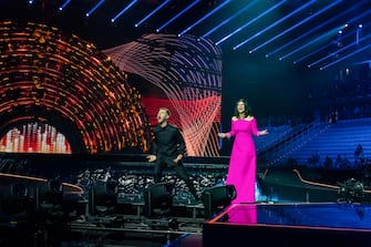 Conductors Italian television and radio presenter Alessandro Cattelan (L) and Italian singer Laura Pausini during the 66th annual Eurovision Song Contest (ESC) at the Pala Olimpico indoor stadium in Turin, Italy, 10 May 2022.
ANSA/GOIGEST PRESS OFFICE
+++ ANSA PROVIDES ACCESS TO THIS HANDOUT PHOTO TO BE USED SOLELY TO ILLUSTRATE NEWS REPORTING OR COMMENTARY ON THE FACTS OR EVENTS DEPICTED IN THIS IMAGE; NO ARCHIVING; NO LICENSING +++