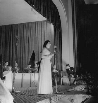 635736620 Italian singer Nilla Pizzi winning the 1st Sanremo Music Festival with the song Grazie dei fiori. Sanremo, 1951 (Photo by Mondadori Portfolio\Mondadori via Getty Images)