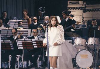 The orchestra of the 19th Sanremo Music Festival accompanying Italian singer Nada (Nada Malanima) in competition with the song Ma che freddo fa. Sanremo, 1969. (Photo by Mondadori via Getty Images)