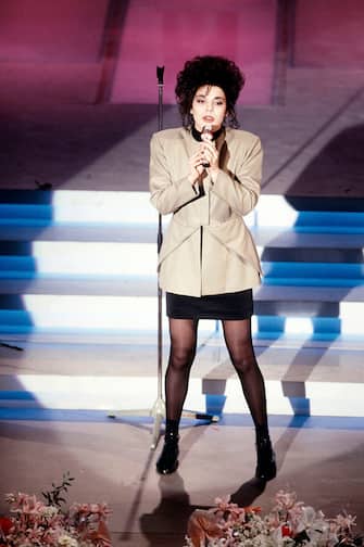 Italian singer Mietta (Daniela Miglietta) singing the song Canzoni at the 39th Sanremo Music Festival fourth night. Sanremo, 23rd February 1989. (Photo by Angelo Deligio/Mondadori via Getty Images)