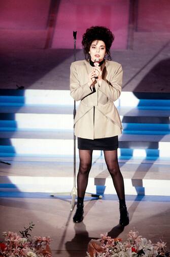 186417627 Italian singer Mietta (Daniela Miglietta) singing the song Canzoni at the 39th Sanremo Music Festival fourth night. Sanremo, 23rd February 1989. (Photo by Angelo Deligio/Mondadori via Getty Images)