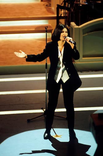 The Italian singer Laura Pausini singing on the stage of Teatro Ariston during the Sanremo Music Festival. Sanremo, 1994 (Photo by Mondadori via Getty Images)