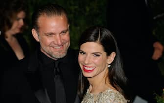 WEST HOLLYWOOD, CA - MARCH 07:  Actor Jesse James and Actress Sandra Bullock arrive at the 2010 Vanity Fair Oscar Party hosted by Graydon Carter held at Sunset Tower on March 7, 2010 in West Hollywood, California.  (Photo by Ethan Miller/WireImage) 