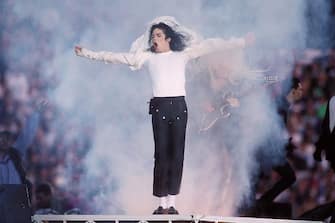 PASADENA, CA - JANUARY 31:  Michael Jackson performs at the Super Bowl XXVII Halftime show at the Rose Bowl on January 31, 1993 in Pasadena, California.  (Photo by Steve Granitz/WireImage) 