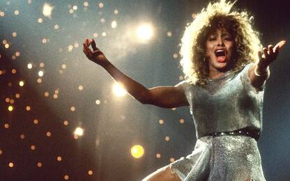 Addio Tina Turner, i look della regina del rock che hanno fatto storia