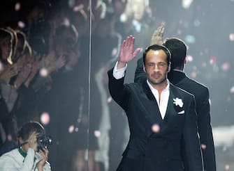 MILAN, ITALY:  US designer Tom Ford aknowledges applauses on the catwalk at the end of his last Gucci Autumn/Winter 2004-2005 women' collection during Milan fashion week 25 February 2004.    AFP PHOTO /Patrick HERTZOG  (Photo credit should read PATRICK HERTZOG/AFP via Getty Images)