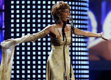 Undici anni senza Whitney Houston, la fotostoria della cantante