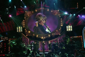 epa03101856 A handout photo provided by the Las Vegas News Bureau on 12 February 2012 shows Whitney Houston performing during the Billboard Awards at the MGM Grand in Las Vegas on 07 December, 1998. According to media reports on 12 February 2012, Houston has dies has died at the age of 48.  EPA/LVNB / HANDOUT Please credit: LVNB ARCHIVES via the european pressphoto agency HANDOUT EDITORIAL USE ONLY/NO SALES