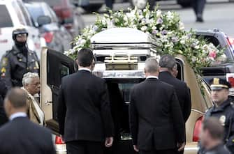 epa03112532 Pallbearers carry US singer Whitney Houston's casket to a hearse following her funeral at New Hope Baptist Church in Newark, New Jersey, USA, on 18 February 2012. Houston died at the age of 48 in Beverly Hills, California, on 11 February 2012.  EPA/JUSTIN LANE   ALTERNATIVE CROP OF epa03112272