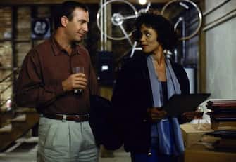 Whitney Houston e Kevin Costner in una foto di scena del film 'The Bodyguard'. ANSA