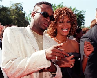 In una foto d'archivio del 1998, Whitney Houston con il marito Bobby Brown a Los Angeles. ANSA/ LUCY NICHOLSON